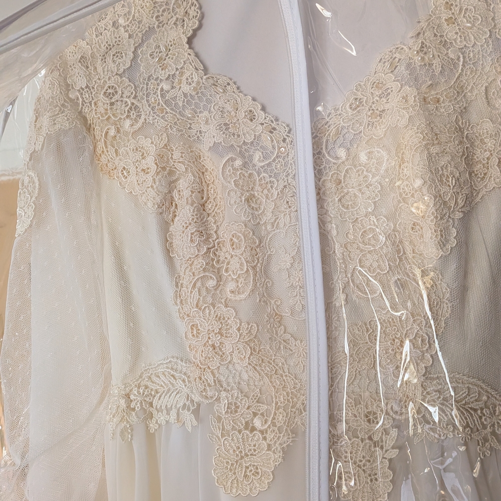 Elegant Vintage Wedding Dress